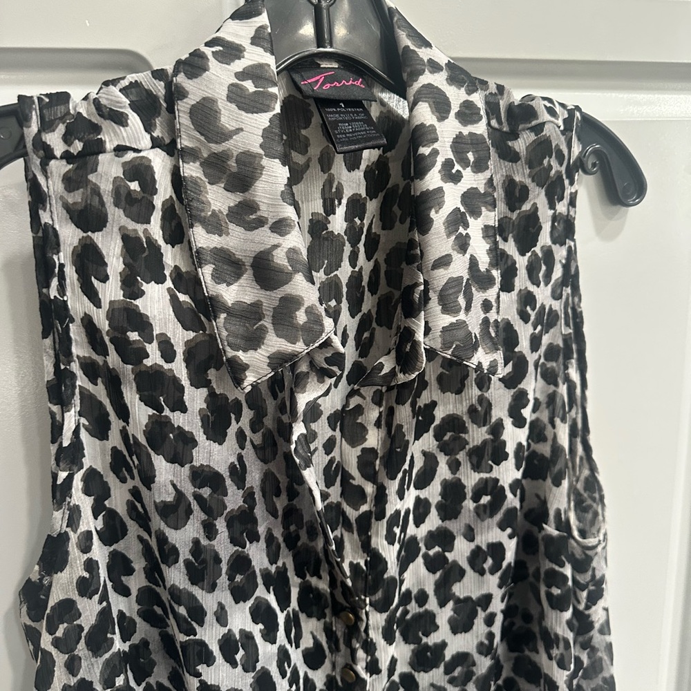 Torrid Black & Gray Sleeveless Leopard Print Sheer V Neck Tunic Top Sz 1 - Picture 5 of 8